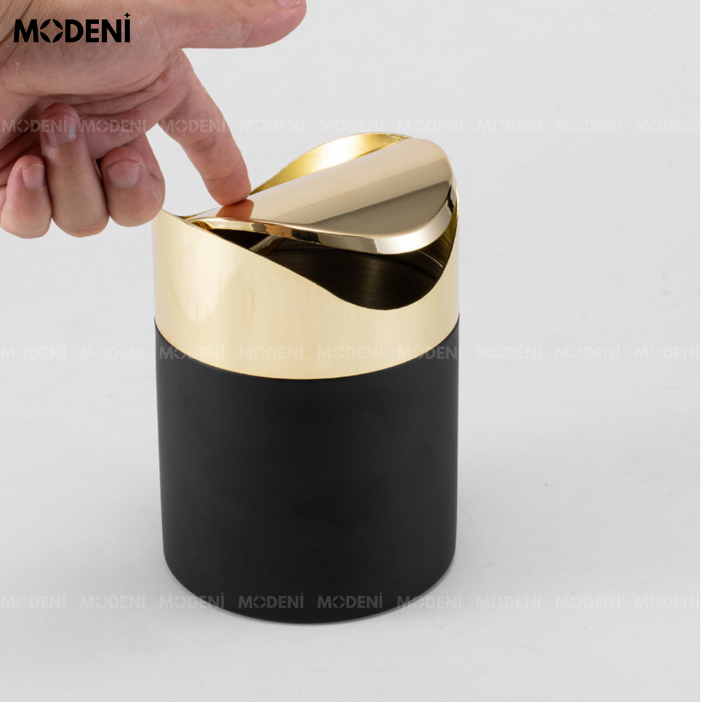 Thùng Rác Mini Để Bàn Faye – Thùng rác mini sang trọng – Nắp lật mạ vàng tiện dụng – Kích thước nhỏ gọn 16.8 x 12 cm phù hợp góc bàn hiện đại