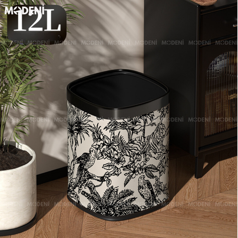 Thùng rác Edward Đen đặt cạnh tủ bếp với họa tiết rừng nhiệt đới nổi bật.