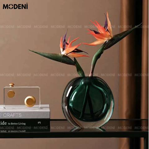 Lọ hoa thủy tinh Mila màu xanh lục trên bàn sofa, phong cách hiện đại tinh tế