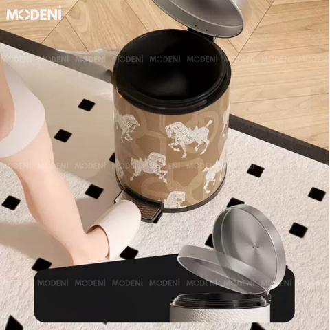 Thùng rác Sherry với họa tiết ngựa nổi bật trong không gian phòng khách hiện đại.