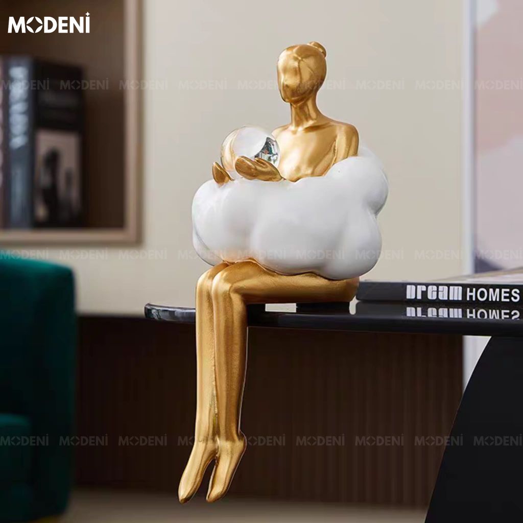 Tượng Cô Gái Ethereal & Linus – Tượng Decor Nghệ Thuật Resin Vàng Trắng – Thiết Kế Ngồi Mép Kệ Bay Bổng – Cao 23cm, Phù Hợp Decor Kệ Sách, Bàn Console, Góc Chill Sang Trọng