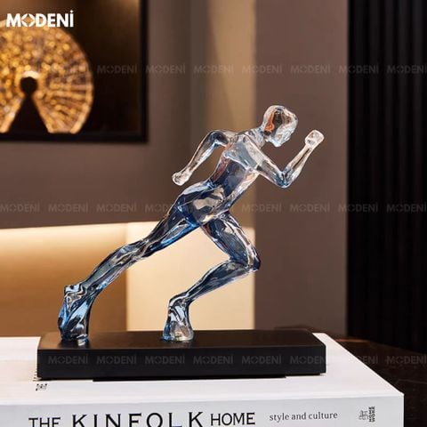 Tượng Speedster màu vàng đồng ánh kim sang trọng đặt trên bàn console