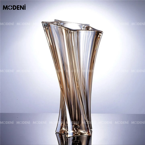 Bình hoa pha lê Solar xoắn nghệ thuật ánh vàng đặt trên bàn trang trí hiện đại
