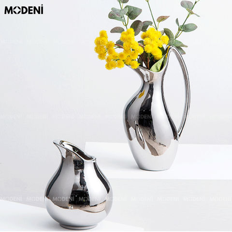 Bình hoa sứ Moonlit màu bạc đặt bàn sang trọng