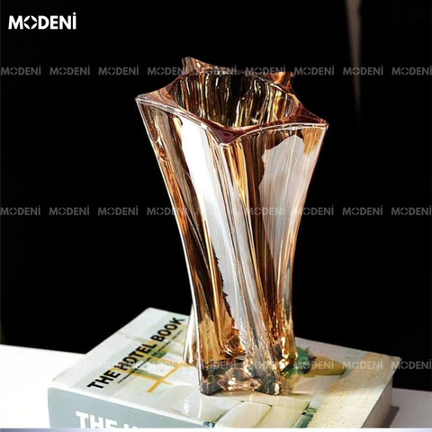 Bình hoa pha lê Solar xoắn nghệ thuật ánh vàng đặt trên bàn trang trí hiện đại