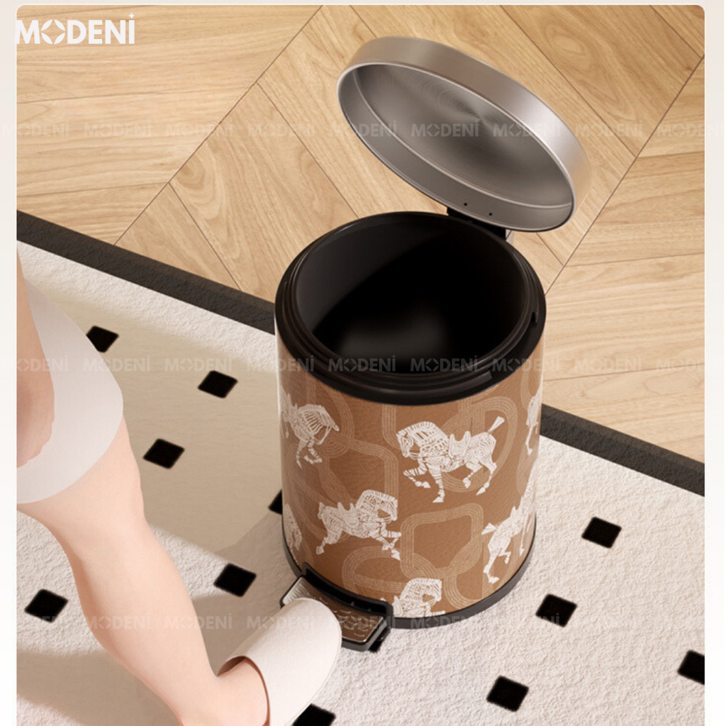 Thùng Rác Có Nắp Sherry Họa Tiết Ngựa – Decor Phòng Sang Trọng – Dung Tích 14L, Thép Không Gỉ, Da Cao Cấp