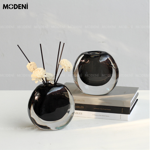 Lọ hoa Mila màu đen dáng tròn đặt trên bàn sofa hiện đại, phối hoa poppy cam nổi bật