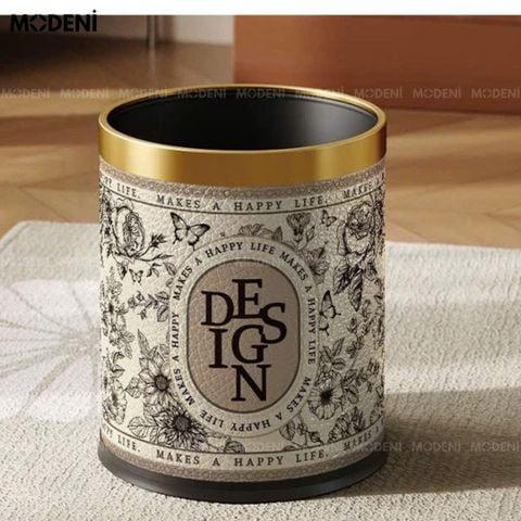 Thùng rác Denis White họa tiết hoa được đặt cạnh ghế sofa trong không gian phòng khách sang trọng.