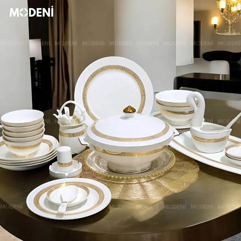Bộ chén đĩa Trevi sứ xương cao cấp viền vàng trên bàn tiệc hiện đại