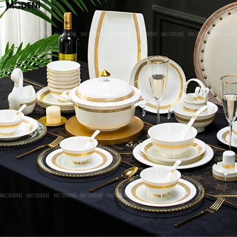 Bộ chén đĩa Trevi sứ xương cao cấp viền vàng trên bàn tiệc hiện đại