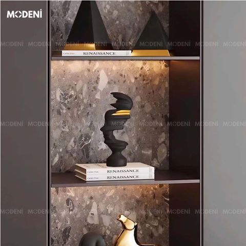 Tượng đen Whisper of Mystery đặt trong không gian phong cách châu Âu hiện đại