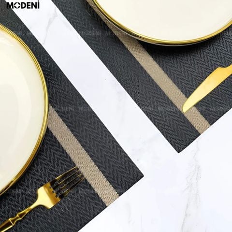 Tấm lót bàn ăn PVC màu đen Bollt với đường kẻ chỉ vàng sang trọng.
