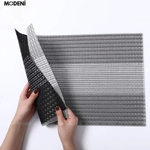 Tấm lót bàn ăn Veronica màu đen với họa tiết kẻ sọc trắng tinh tế, phù hợp phong cách hiện đại tối giản.