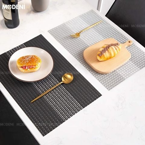 Tấm lót bàn ăn Veronica màu đen với họa tiết kẻ sọc trắng tinh tế, phù hợp phong cách hiện đại tối giản.