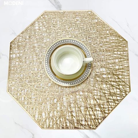 Tấm lót bàn ăn Ota hình lục giác màu vàng ánh kim phối đĩa tách sang trọng