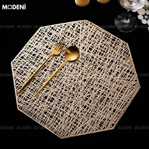 Tấm lót bàn ăn Ota hình lục giác màu vàng ánh kim phối đĩa tách sang trọng
