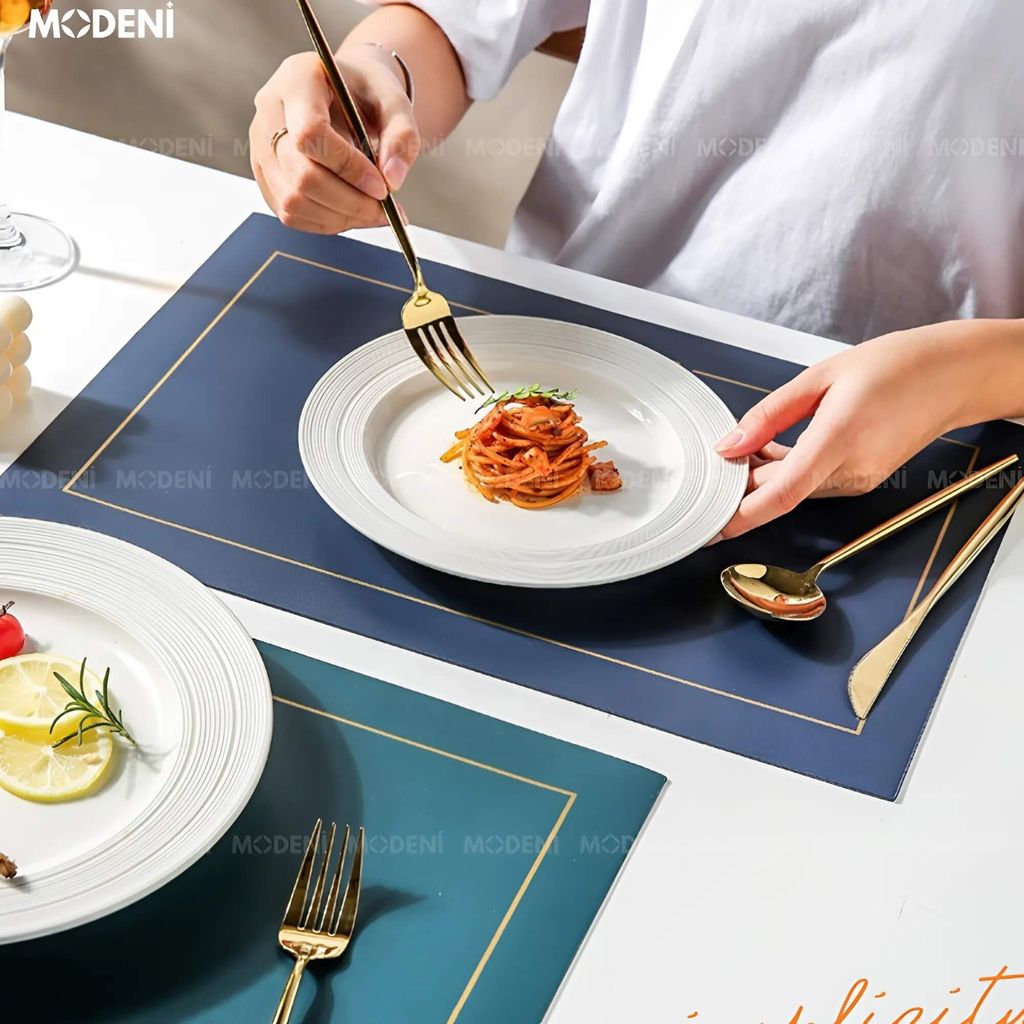 Tấm Lót Bàn Ăn Shuri Viền Vàng 2 Mặt Xanh Vàng – Placemat Chống Thấm Cao Cấp Cho Bàn Tiệc Sang Trọng