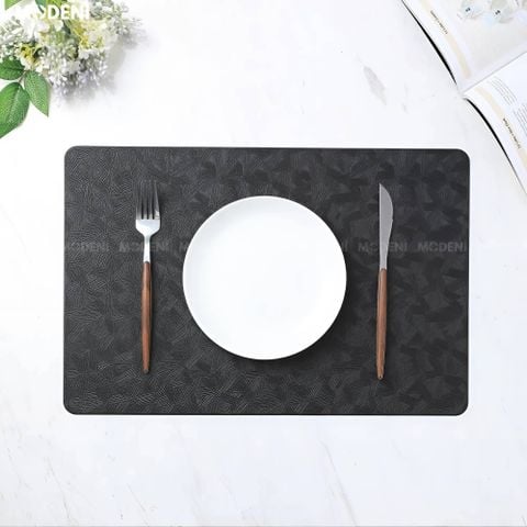 Tấm lót bàn ăn màu đen giả da hiện đại với bộ dao nĩa gỗ tinh tế