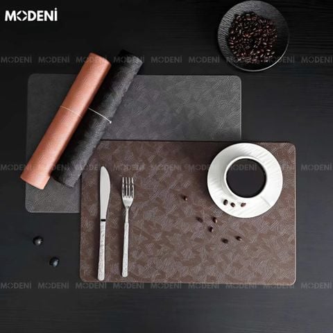 Tấm lót bàn ăn màu đen giả da hiện đại với bộ dao nĩa gỗ tinh tế