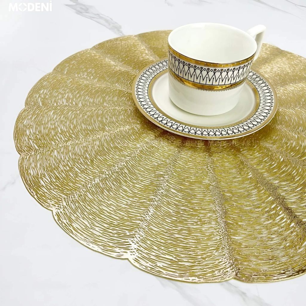 Tấm Lót Bàn Ăn Roni Placemat Hình Tròn – Thiết Kế Nghệ Thuật Ánh Vàng – Chất Liệu PVC Cao Cấp, Đường Kính 38cm – Phù Hợp Bàn Ăn Hiện Đại, Bàn Tiệc Sang Trọng