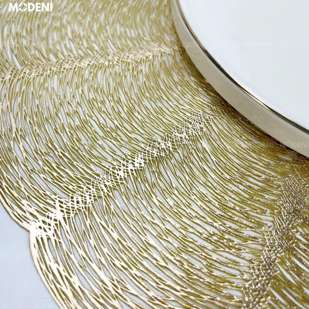Tấm Lót Bàn Ăn Roni Placemat Hình Tròn – Thiết Kế Nghệ Thuật Ánh Vàng – Chất Liệu PVC Cao Cấp, Đường Kính 38cm – Phù Hợp Bàn Ăn Hiện Đại, Bàn Tiệc Sang Trọng