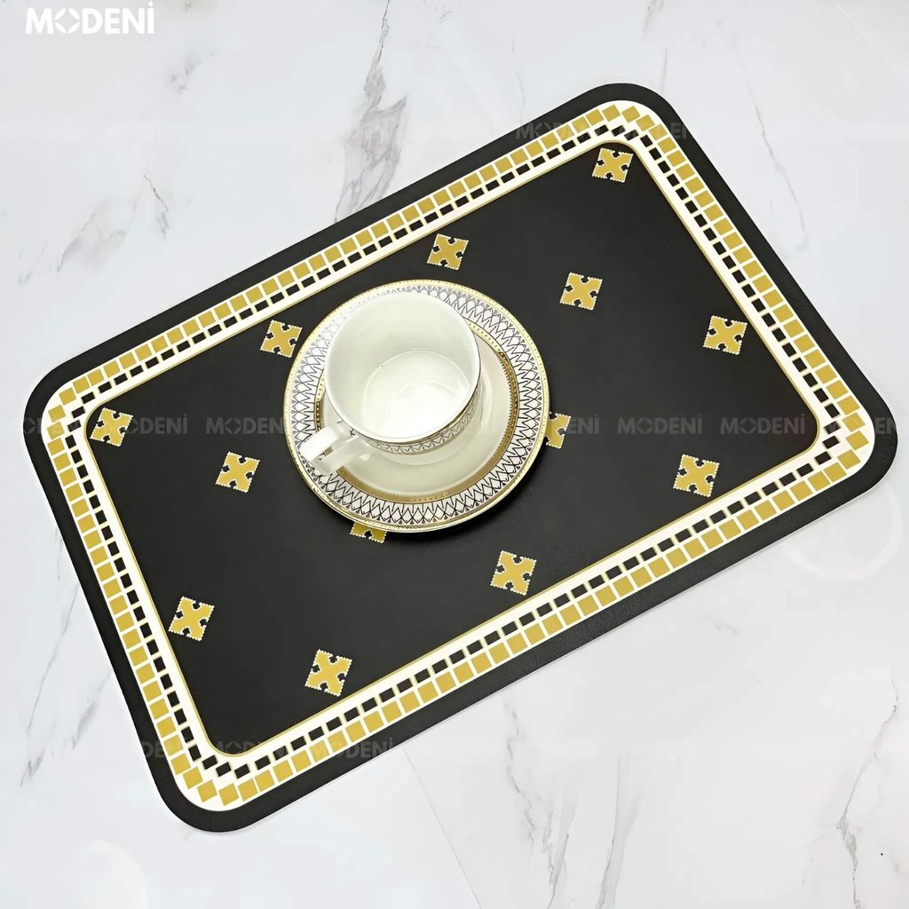 Placemat Lót Bàn Ăn Kelly Viền Tròn nổi bật với viền caro vàng sang trọng, chất liệu da PVC chống thấm nước, dễ lau chùi, giúp nâng tầm không gian bàn ăn hiện đại và thanh lịch.