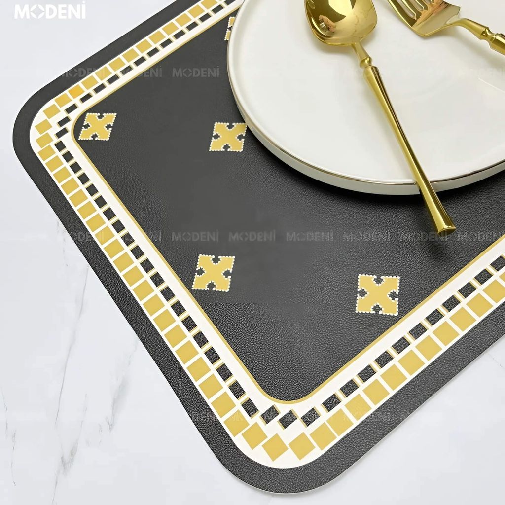 Placemat Lót Bàn Ăn Kelly Viền Tròn nổi bật với viền caro vàng sang trọng, chất liệu da PVC chống thấm nước, dễ lau chùi, giúp nâng tầm không gian bàn ăn hiện đại và thanh lịch.