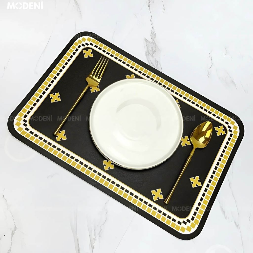 Placemat Lót Bàn Ăn Kelly Viền Tròn nổi bật với viền caro vàng sang trọng, chất liệu da PVC chống thấm nước, dễ lau chùi, giúp nâng tầm không gian bàn ăn hiện đại và thanh lịch.