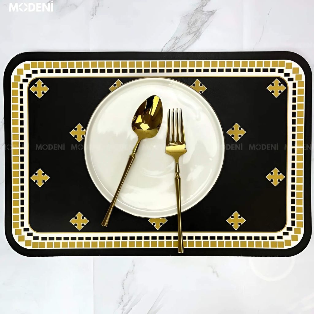 Placemat Lót Bàn Ăn Kelly Viền Tròn nổi bật với viền caro vàng sang trọng, chất liệu da PVC chống thấm nước, dễ lau chùi, giúp nâng tầm không gian bàn ăn hiện đại và thanh lịch.