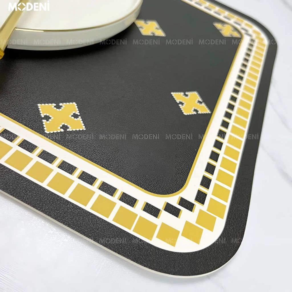 Placemat Lót Bàn Ăn Kelly Viền Tròn nổi bật với viền caro vàng sang trọng, chất liệu da PVC chống thấm nước, dễ lau chùi, giúp nâng tầm không gian bàn ăn hiện đại và thanh lịch.