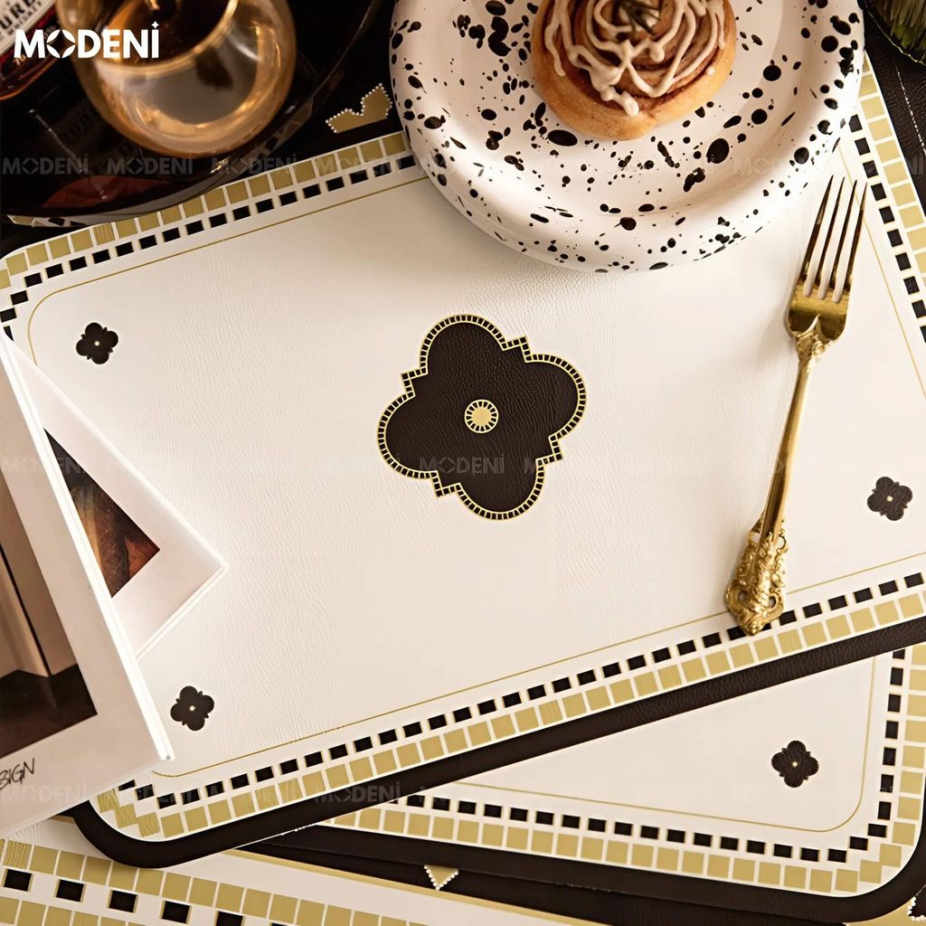 Placemat Lót Bàn Ăn Clubs – Họa Tiết Hoa Cách Điệu Độc Đáo, Viền Vàng Caro Sang Trọng, Chất Liệu Nhựa Cao Cấp, Phù Hợp Bàn Ăn Hiện Đại – Nhà Hàng