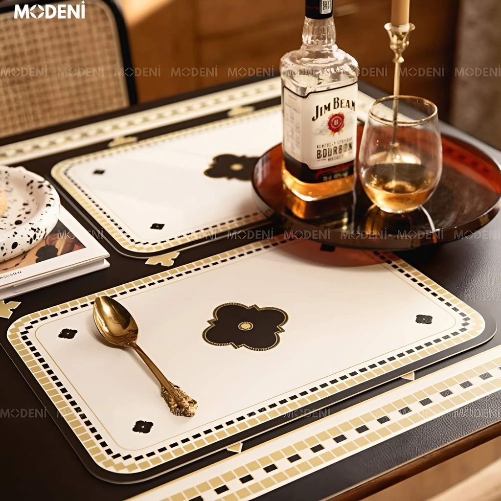 Placemat Lót Bàn Ăn Clubs – Họa Tiết Hoa Cách Điệu Độc Đáo, Viền Vàng Caro Sang Trọng, Chất Liệu Nhựa Cao Cấp, Phù Hợp Bàn Ăn Hiện Đại – Nhà Hàng