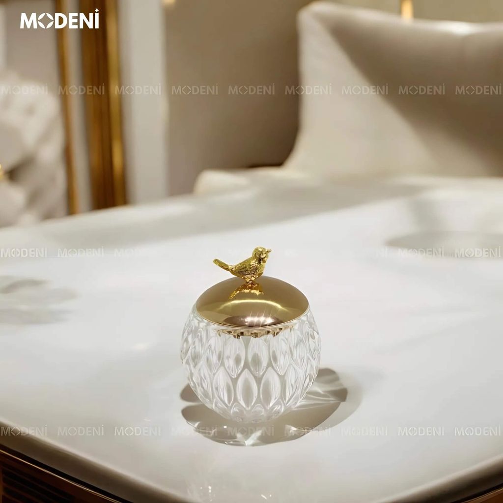 Lọ Đựng Bánh Kẹo Pha Lê Nolan – Nắp Chim Sẻ Vàng Sang Trọng – Thiết Kế Tròn Tinh Xảo 15x9cm – Dành Cho Bàn Tiếp Khách & Decor Hiện Đại