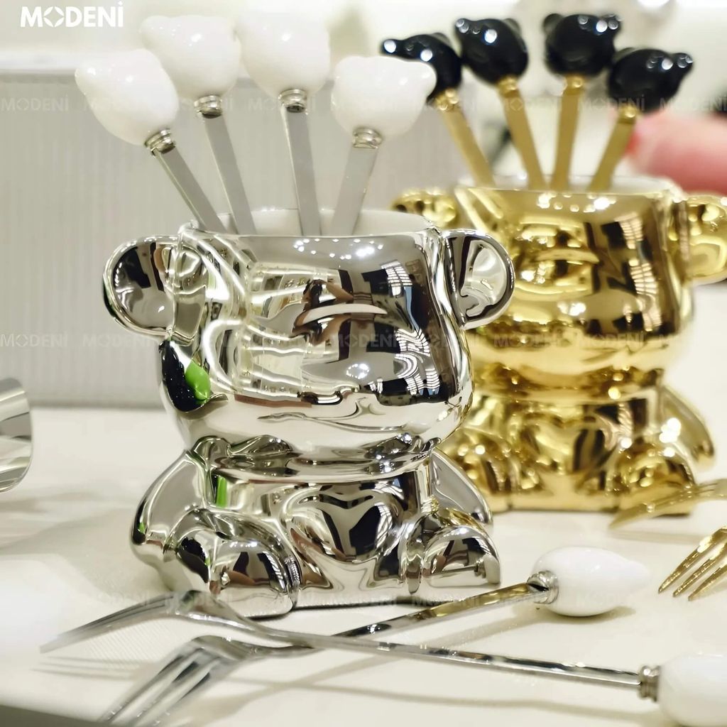 Set Lọ Đựng Muỗng Nĩa Mercy Silver – Dáng Gấu Mạ Bạc Sang Trọng Kèm 6 Nĩa Tráng Miệng Nghệ Thuật Cho Bàn Tiệc Hiện Đại