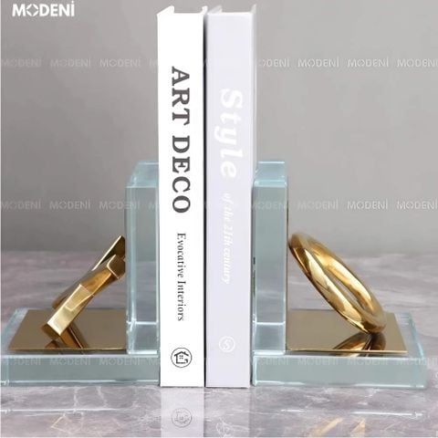 Chặn sách kính trong suốt phối vàng hiện đại đặt trên bàn làm việc sang trọng
