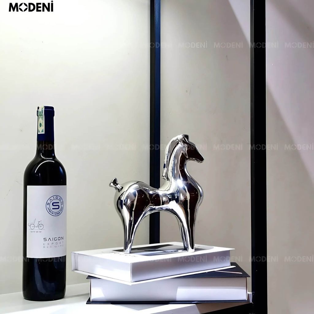 Tượng Ngựa Harold Silver Gốm Sứ Cao Cấp – Decor Hiện Đại Sang Trọng – Bề Mặt Tráng Gương Bạc – Phù Hợp Kệ Tủ, Bàn Console, Quà Tặng