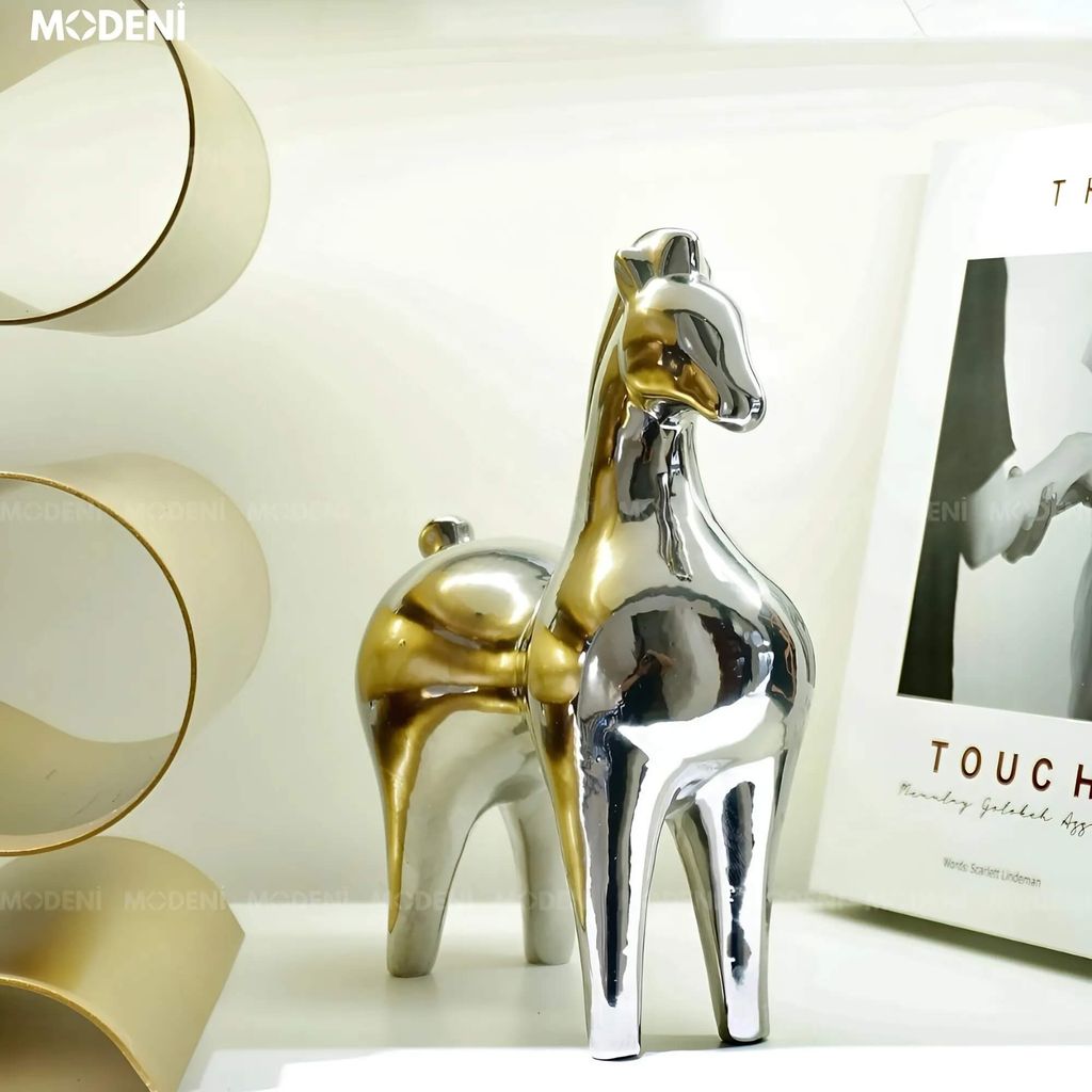 Tượng Ngựa Harold Silver Gốm Sứ Cao Cấp – Decor Hiện Đại Sang Trọng – Bề Mặt Tráng Gương Bạc – Phù Hợp Kệ Tủ, Bàn Console, Quà Tặng