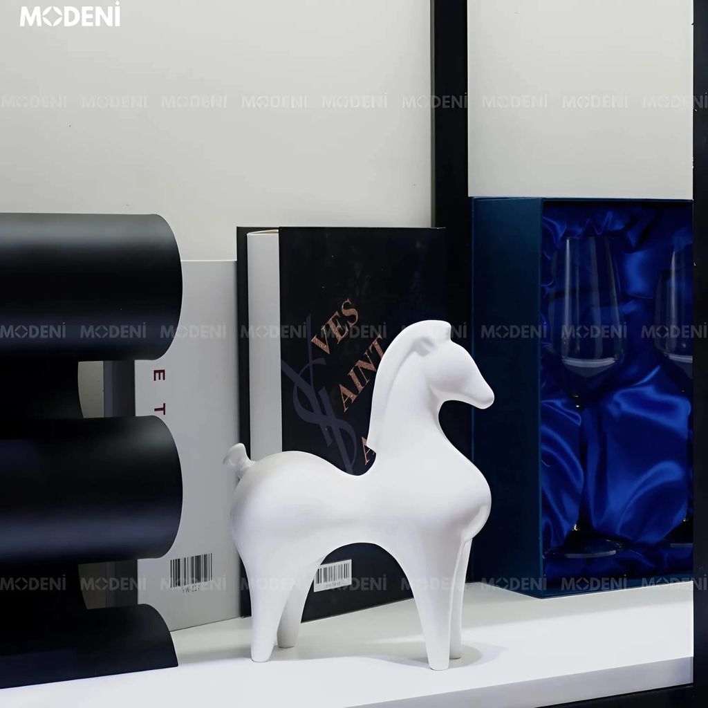 Tượng Ngựa Harold White – Tượng Decor Gốm Sứ Trắng Tinh Tế – Thiết Kế Hiện Đại Nghệ Thuật – Phù Hợp Kệ Tủ, Bàn Console, Trang Trí Nội Thất