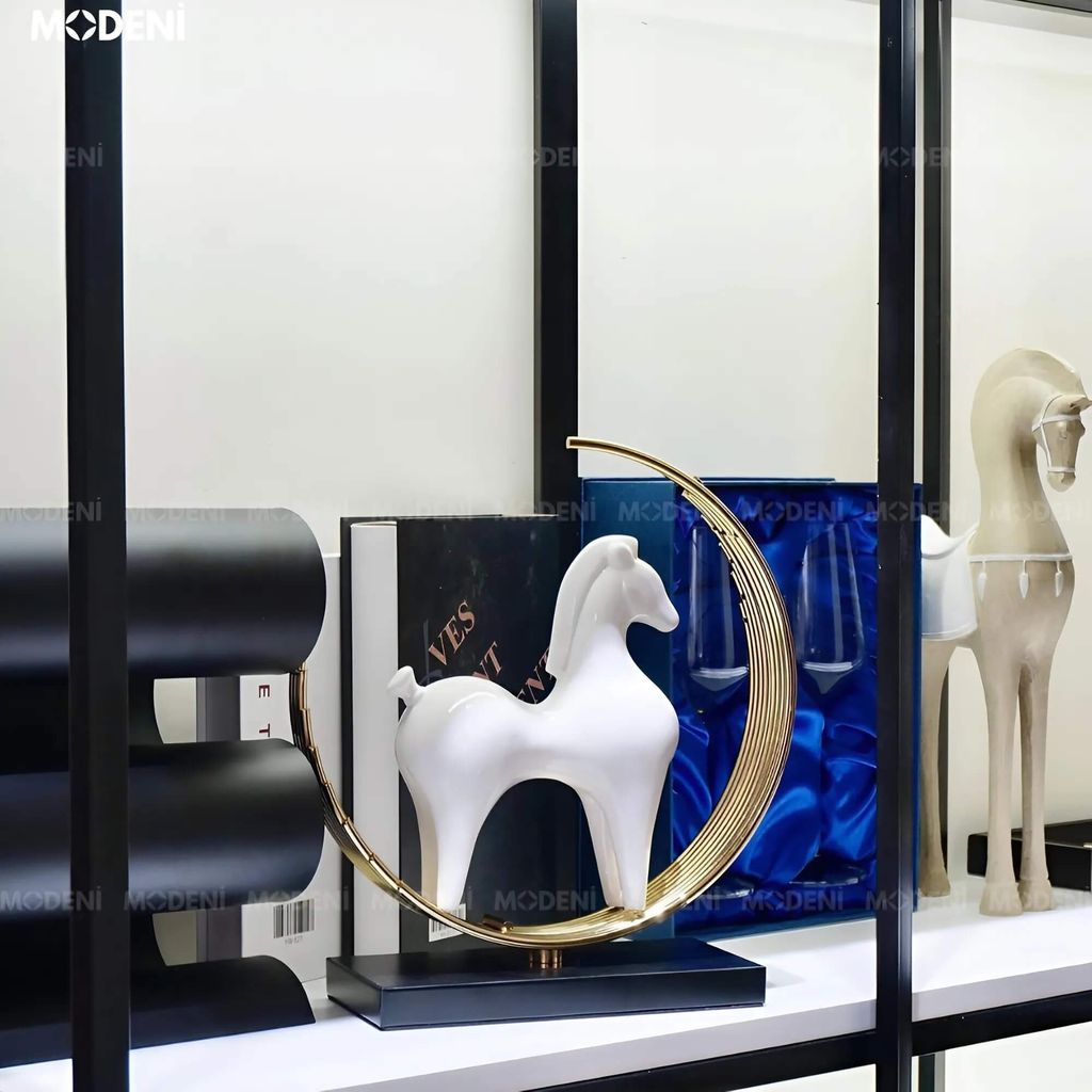 Tượng Ngựa Harold White – Tượng Decor Gốm Sứ Trắng Tinh Tế – Thiết Kế Hiện Đại Nghệ Thuật – Phù Hợp Kệ Tủ, Bàn Console, Trang Trí Nội Thất