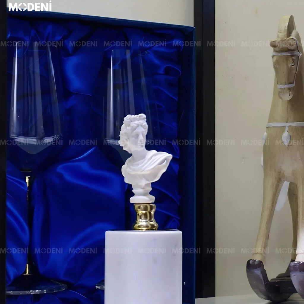 Tượng Thần Thoại Hy Lạp Audrey – Tượng Decor Cao Cấp Cổ Điển – Đế Trắng Đá Cẩm Thạch Tinh Tế Cho Kệ Sách, Bàn Làm Việc, Góc Nghệ Thuật