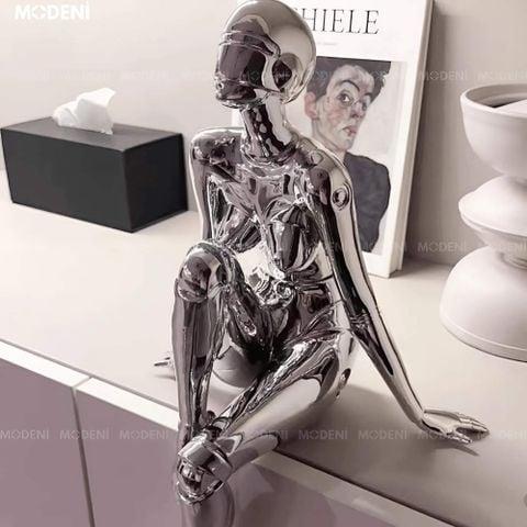 Tượng Keelin Silver dáng ngồi thư giãn phong cách chrome bạc đặt trên bàn console hiện đại