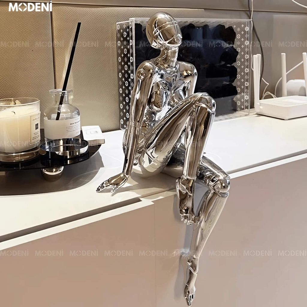 Tượng Keelin Silver Nghệ Thuật Hiện Đại – Mạ Chrome Bạc Bóng Tối Giản – Decor Bàn Làm Việc & Không Gian Thiết Kế
