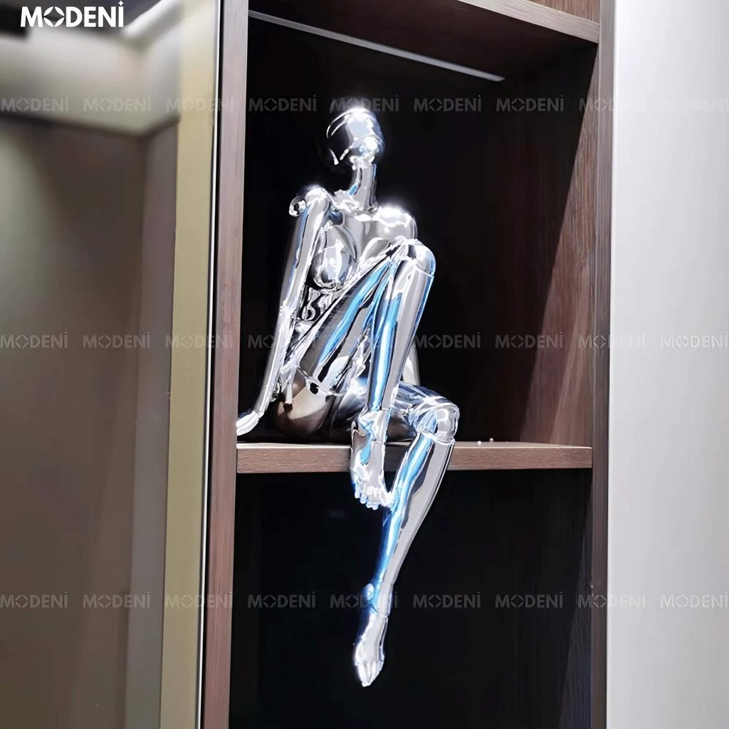 Tượng Keelin Silver Nghệ Thuật Hiện Đại – Mạ Chrome Bạc Bóng Tối Giản – Decor Bàn Làm Việc & Không Gian Thiết Kế