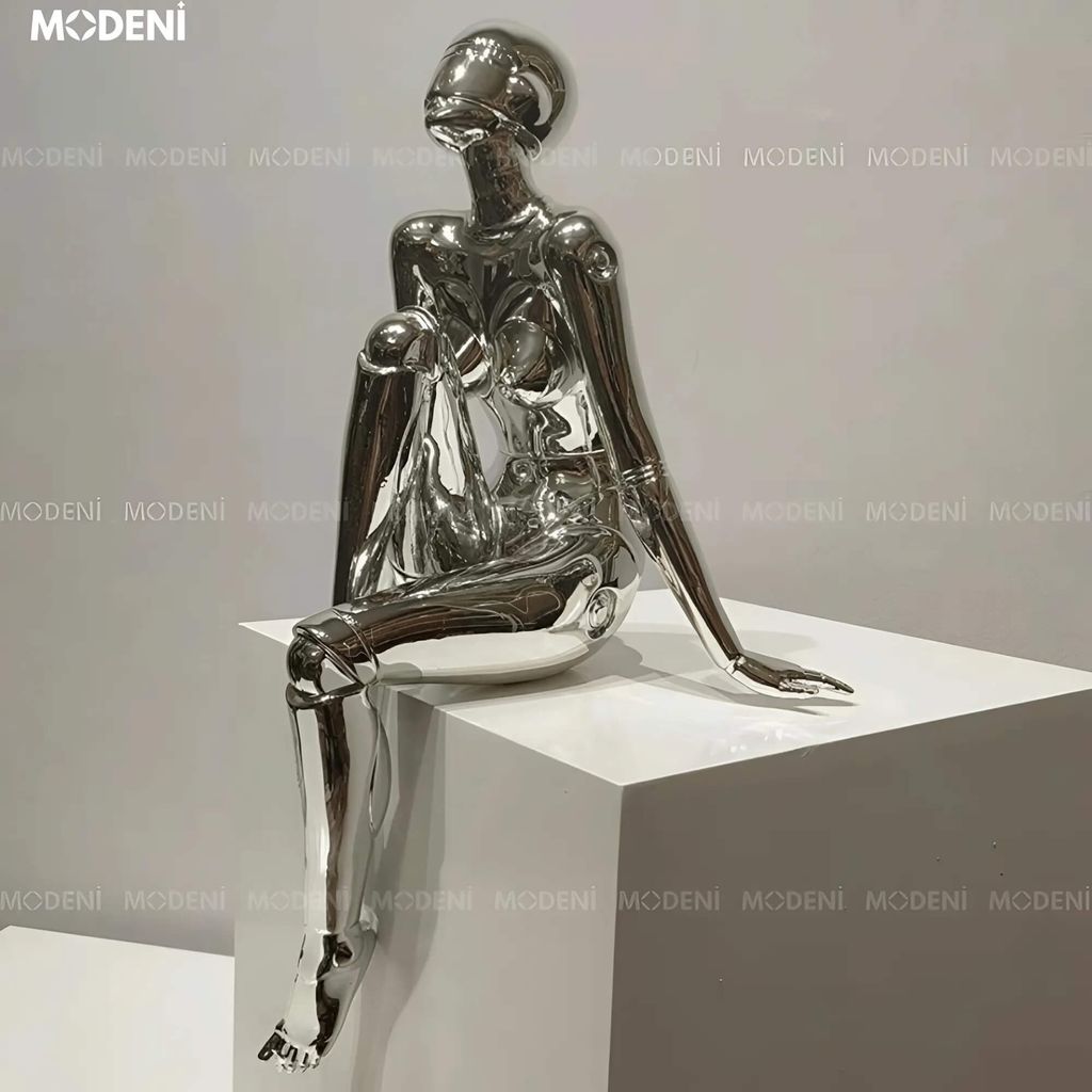 Tượng Keelin Silver Nghệ Thuật Hiện Đại – Mạ Chrome Bạc Bóng Tối Giản – Decor Bàn Làm Việc & Không Gian Thiết Kế