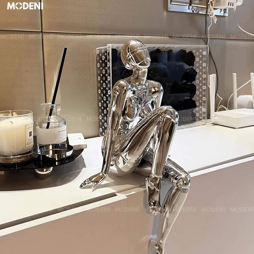 Tượng Keelin Silver Nghệ Thuật Hiện Đại – Mạ Chrome Bạc Bóng Tối Giản – Decor Bàn Làm Việc & Không Gian Thiết Kế