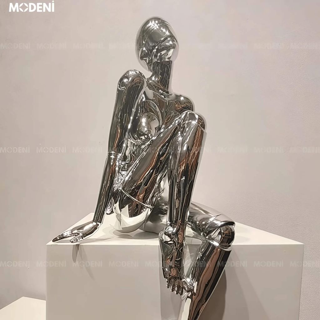 Tượng Keelin Silver Nghệ Thuật Hiện Đại – Mạ Chrome Bạc Bóng Tối Giản – Decor Bàn Làm Việc & Không Gian Thiết Kế