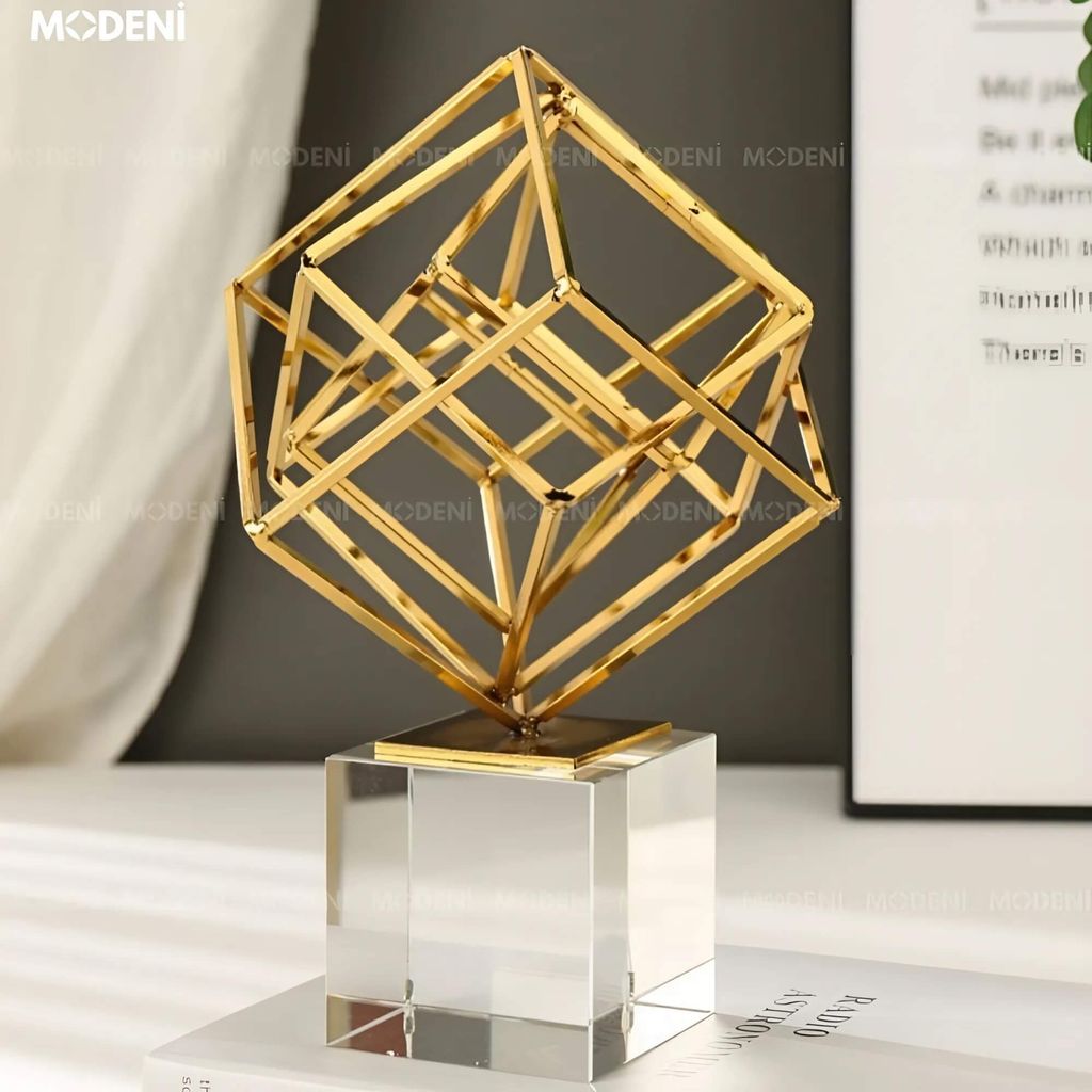 Tượng Trang Trí Nghệ Thuật Archie Decor Hiện Đại Sang Trọng – Khối Lập Phương Mạ Vàng – Đế Pha Lê Cao Cấp
