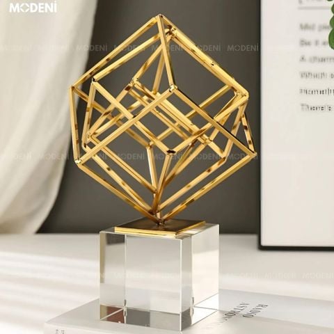 Tượng decor khối lập phương mạ vàng đặt trên đế pha lê cao cấp