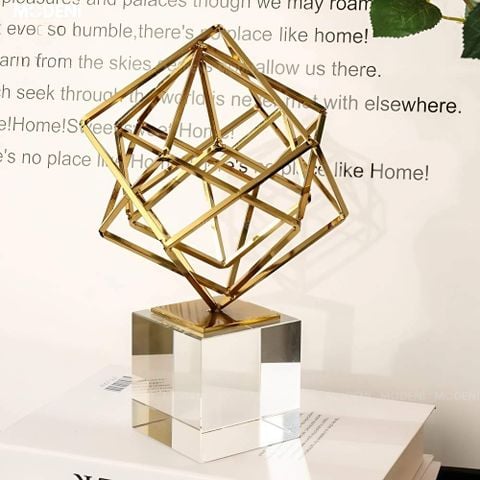 Tượng decor khối lập phương mạ vàng đặt trên đế pha lê cao cấp