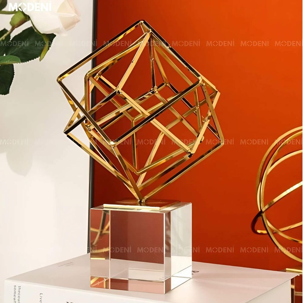 Tượng Trang Trí Nghệ Thuật Archie Decor Hiện Đại Sang Trọng – Khối Lập Phương Mạ Vàng – Đế Pha Lê Cao Cấp